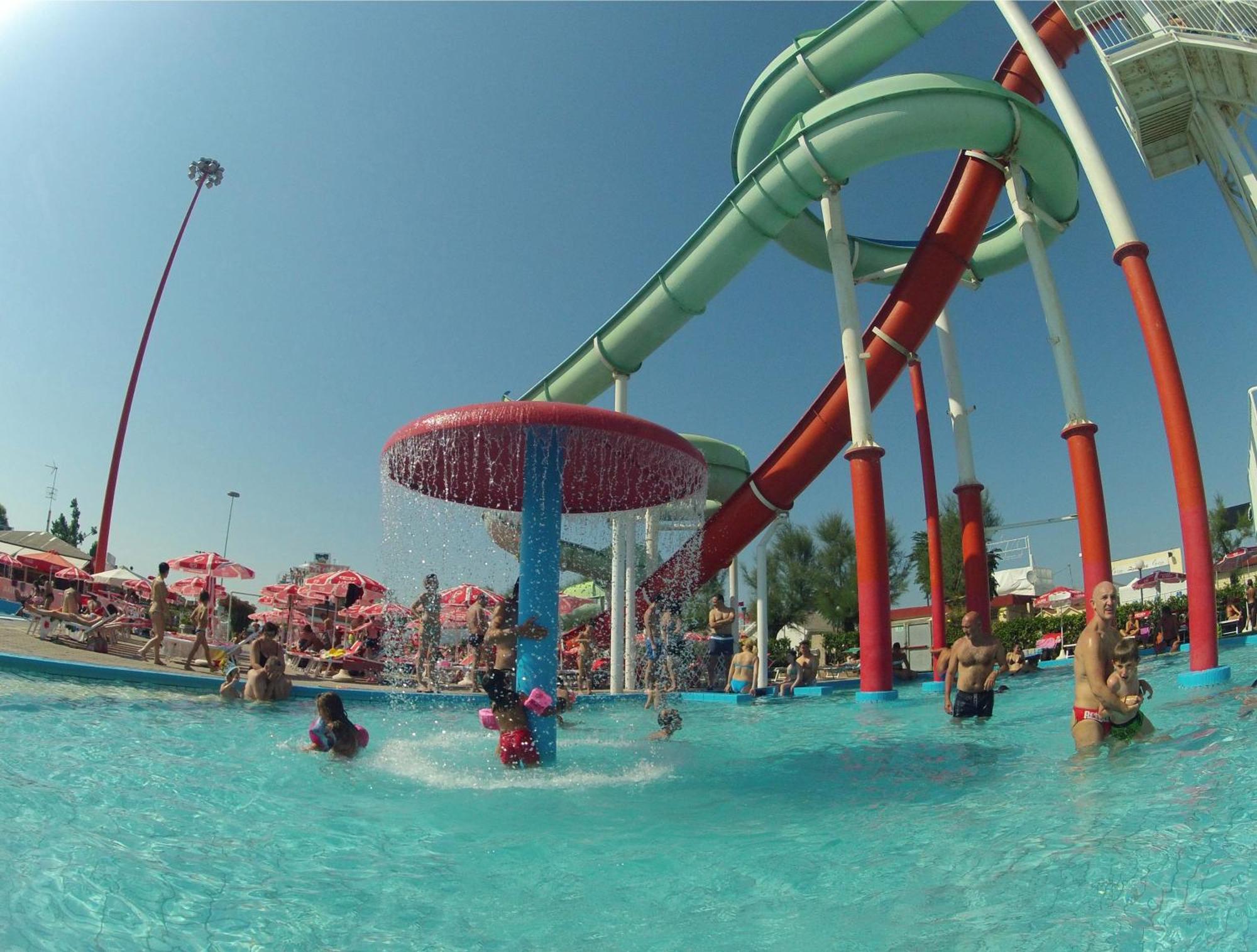 Hotel Marzia Con Piscina Riccione Luaran gambar