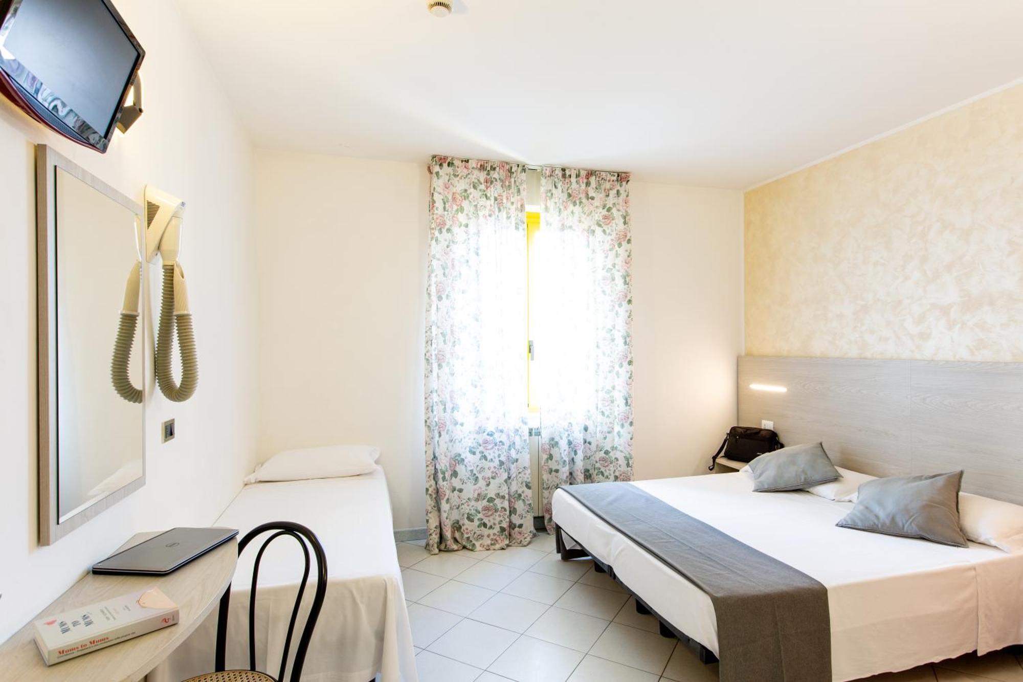 Hotel Marzia Con Piscina Riccione Luaran gambar