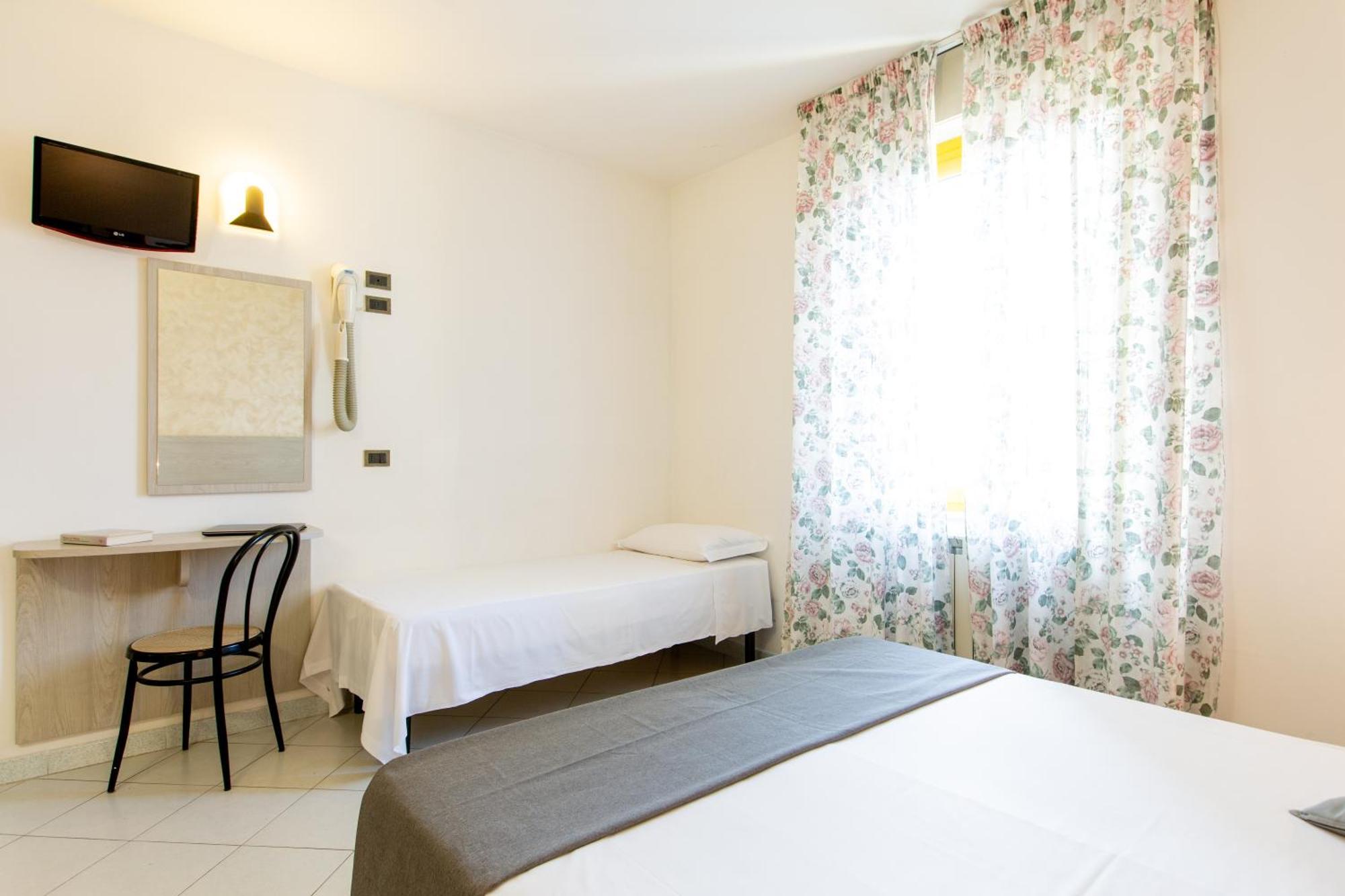Hotel Marzia Con Piscina Riccione Luaran gambar
