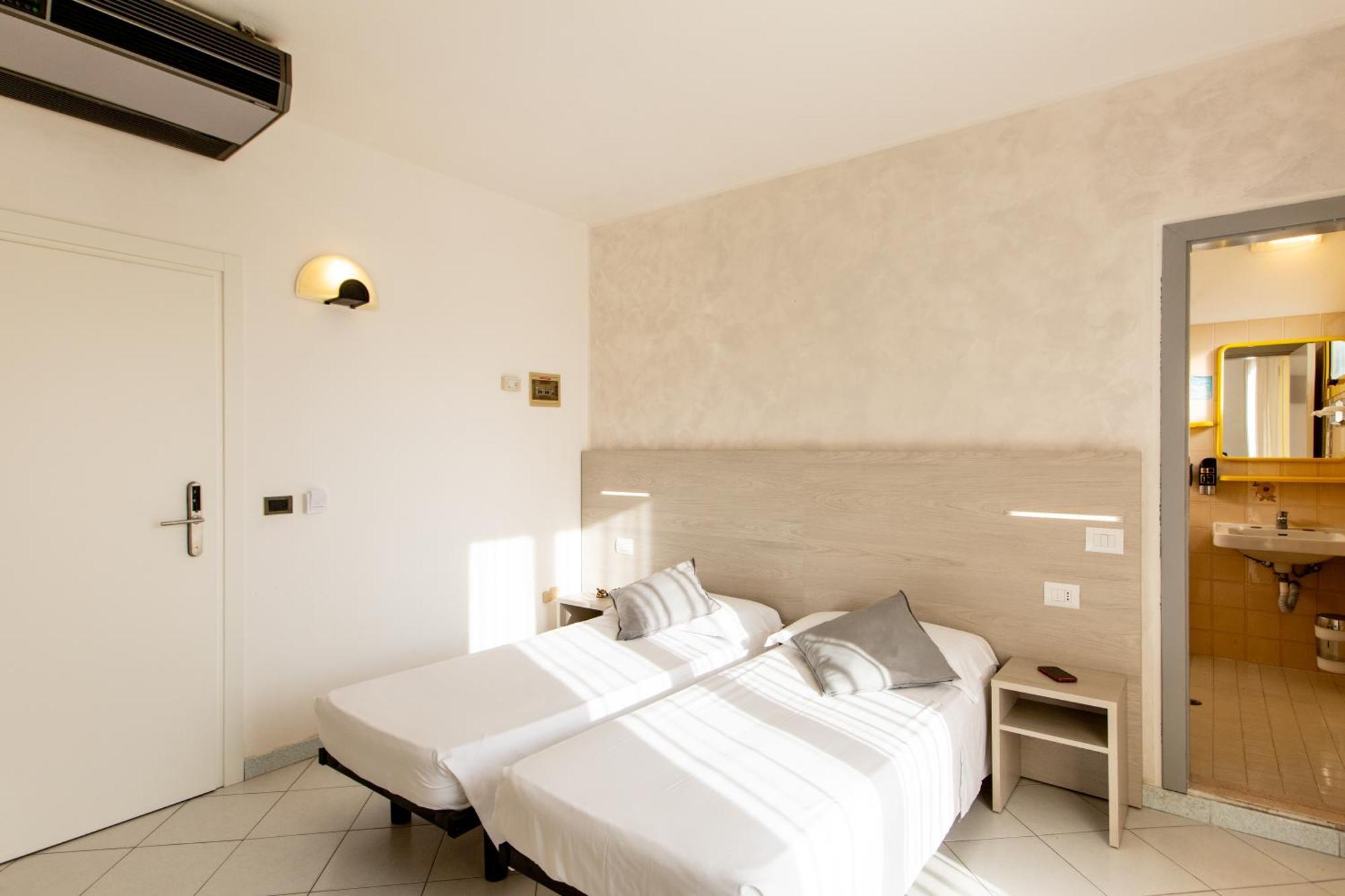 Hotel Marzia Con Piscina Riccione Luaran gambar