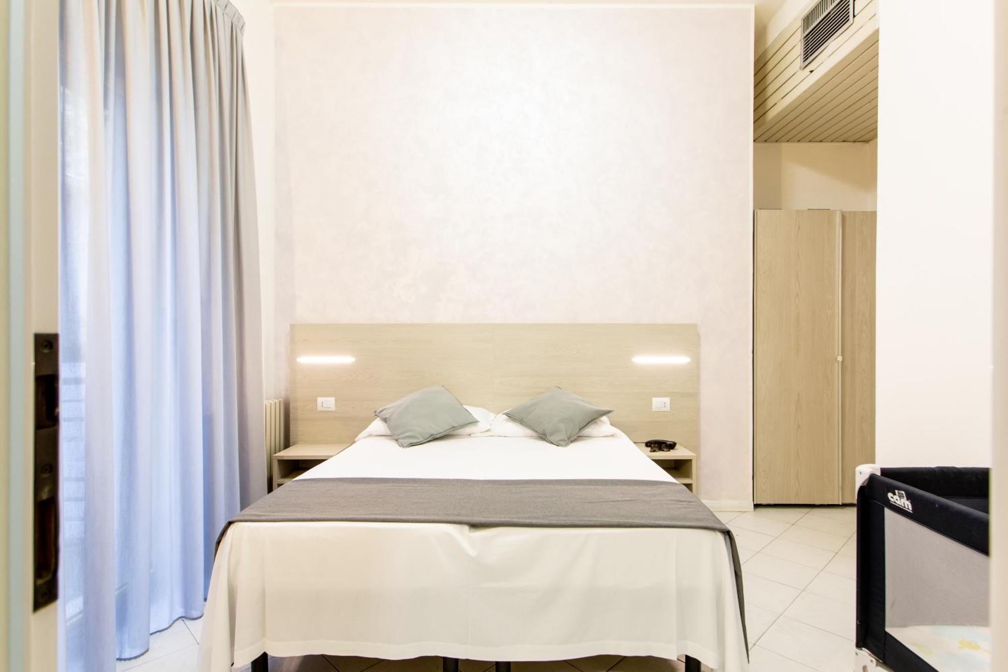 Hotel Marzia Con Piscina Riccione Luaran gambar