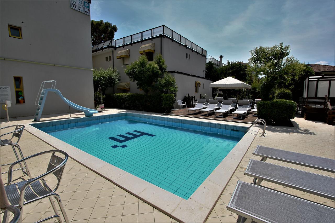 Hotel Marzia Con Piscina Riccione Luaran gambar