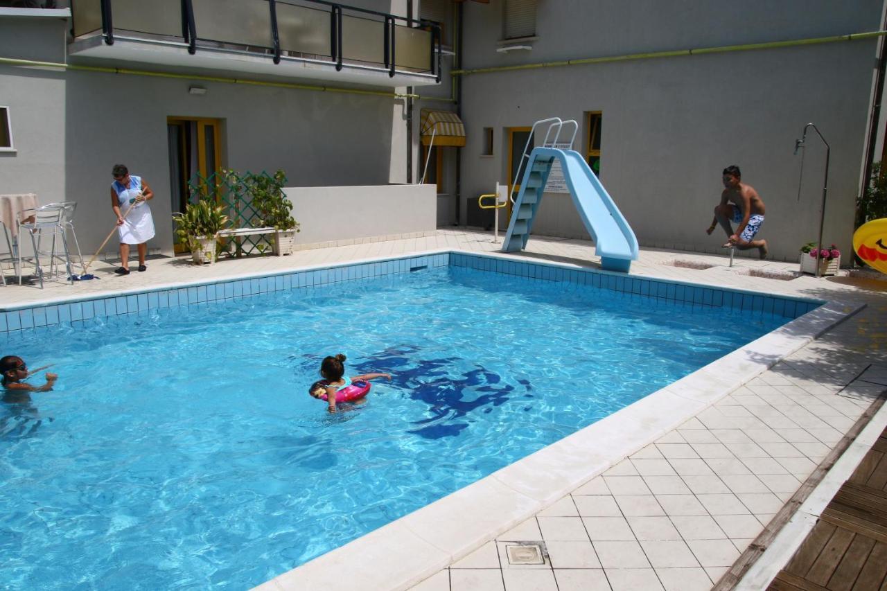 Hotel Marzia Con Piscina Riccione Luaran gambar
