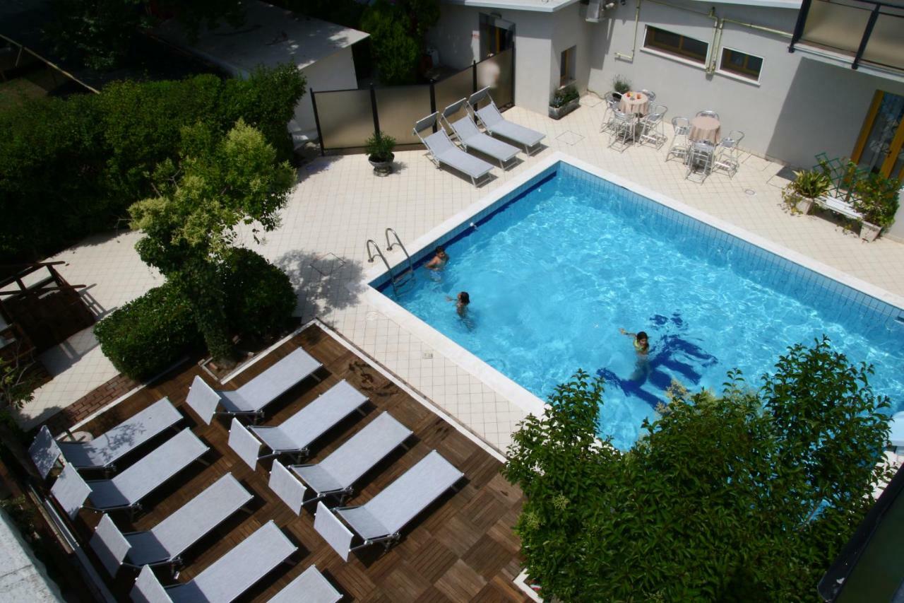 Hotel Marzia Con Piscina Riccione Luaran gambar