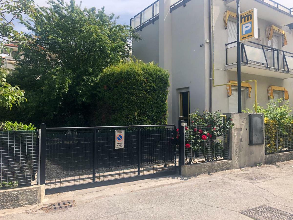 Hotel Marzia Con Piscina Riccione Luaran gambar