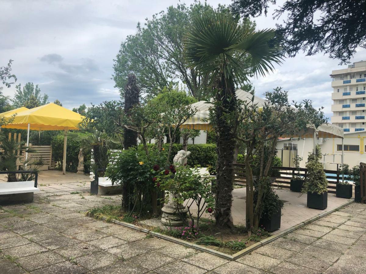 Hotel Marzia Con Piscina Riccione Luaran gambar