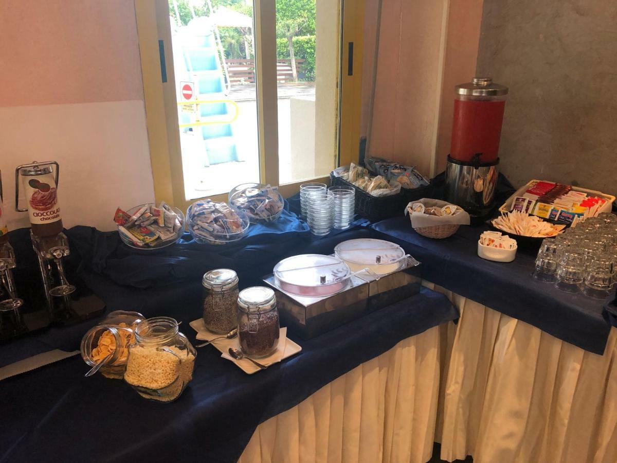 Hotel Marzia Con Piscina Riccione Luaran gambar